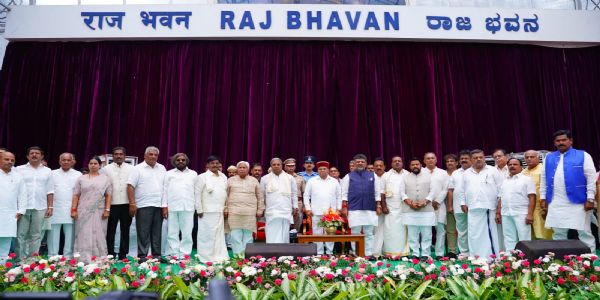 कर्नाटक कैबिनेट विस्तार: 24 विधायकों ने ली मंत्री पद की शपथ