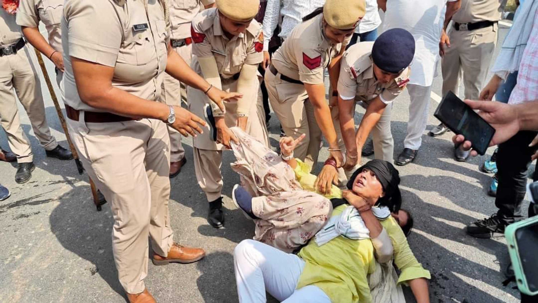 नई दिल्ली में रविवार 28 मई 2023 को नए संसद भवन की ओर पहलवानों का विरोध मार्च के दौरान सुरक्षाकर्मियों ने पहलवानों को हिरासत में। हिन्दुस्थान समाचार/ गणेश बिष्ट