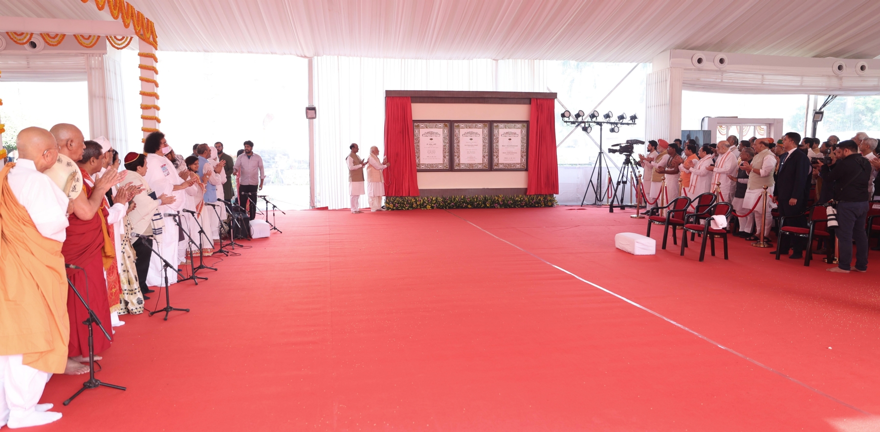 प्रधानमंत्री नरेन्द्र मोदी ने नए संसद भवन के उद्घाटन के अवसर पर तमिलनाडु के अधीनम संतों ने प्रधानमंत्री को सौंपा सेंगोल कर पूरे विधि-विधान के साथ 