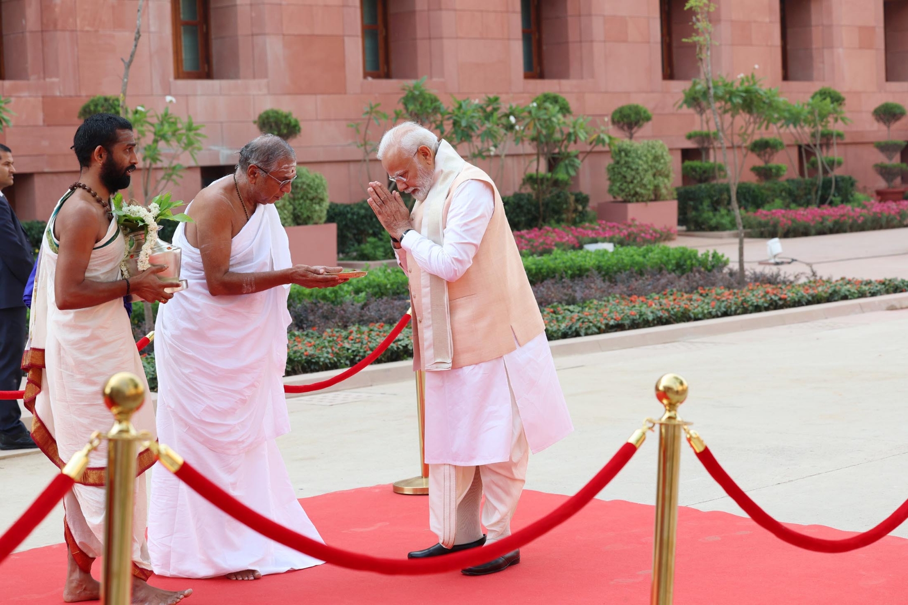 प्रधानमंत्री नरेन्द्र मोदी ने नए संसद भवन के उद्घाटन के अवसर पर तमिलनाडु के अधीनम संतों ने प्रधानमंत्री को सौंपा सेंगोल कर पूरे विधि-विधान के साथ अनुष्ठान किया। हिन्दुस्थान समाचार/ गणेश बिष्ट