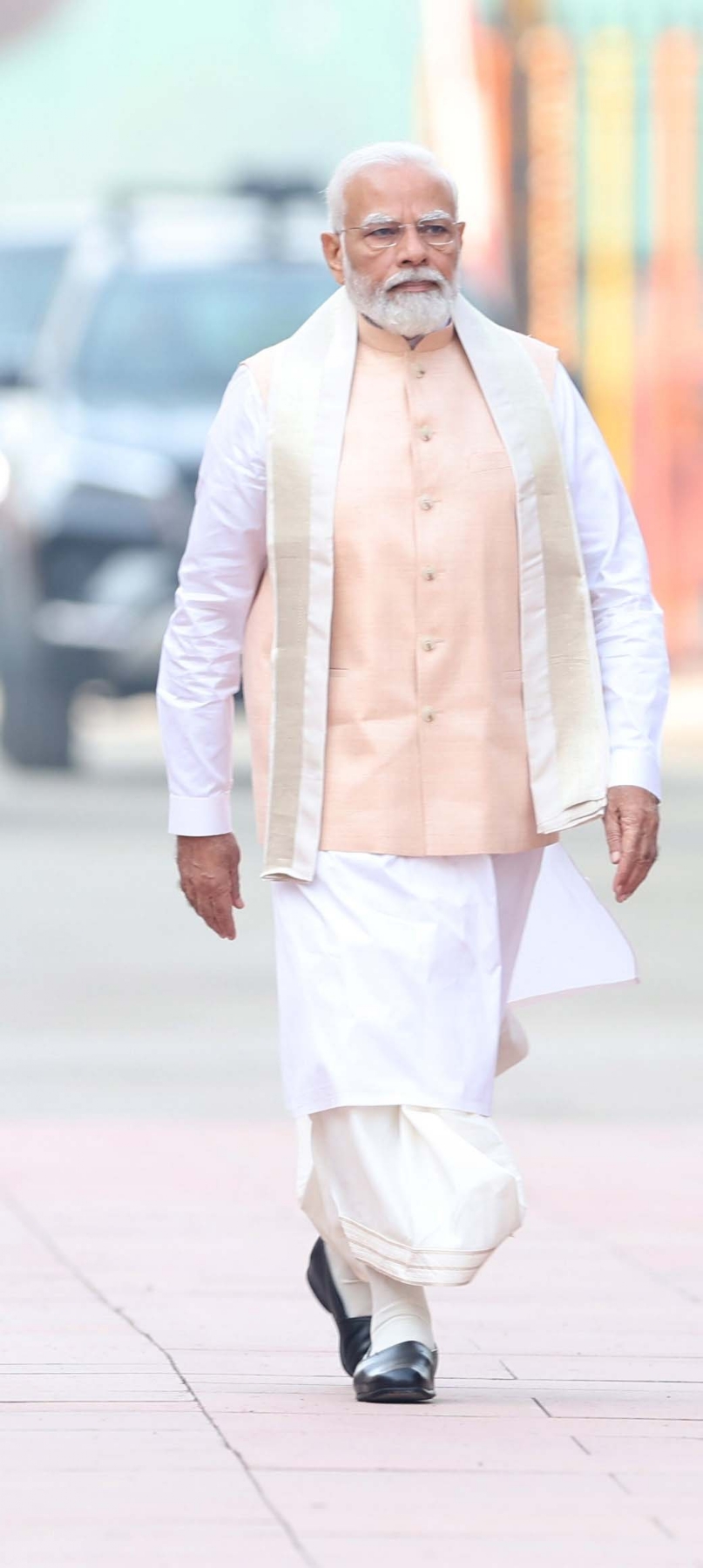 प्रधानमंत्री नरेन्द्र मोदी ने नए संसद भवन के उद्घाटन के अवसर पर तमिलनाडु के अधीनम संतों ने प्रधानमंत्री को सौंपा सेंगोल कर पूरे विधि-विधान के साथ अनुष्ठान किया। हिन्दुस्थान समाचार/ गणेश बिष्ट