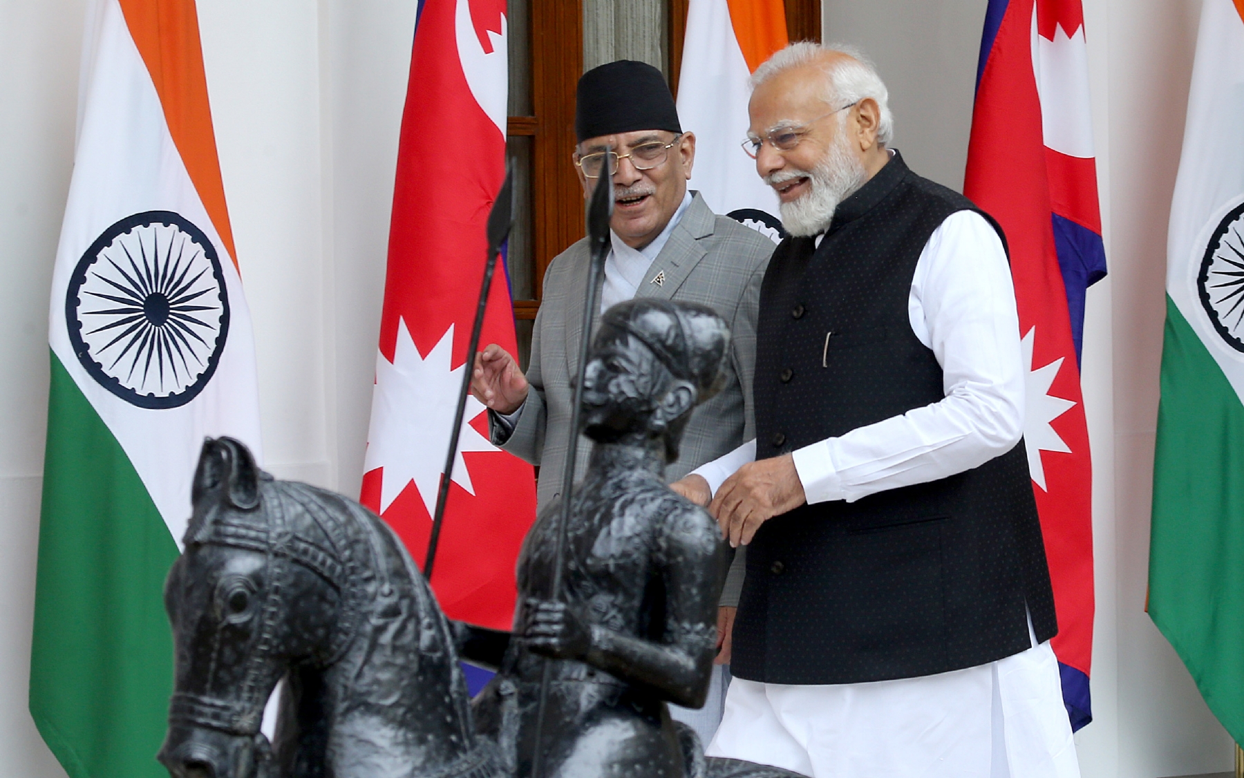 नई दिल्ली में गुरुवार 1 जून को हैदराबाद हाउस में प्रधानमंत्री नरेंद्र मोदी और नेपाल के प्रधानमंत्री पुष्प कमल दहल 'प्रचंड ने मुलाकात करते। हिंदुस्थान समाचार/ फोटो गणेश बिष्ट