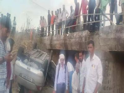 धुले जिले में नासिक -अमलनेर मार्ग पर कार छोटे पुल से नीचे गिरी, तीन की मौत, चार घायल