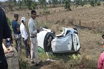 रायपुर-कार सड़क से उतरकर खंभे से जा टकराई,आबकारी अधिकारी की मौत
