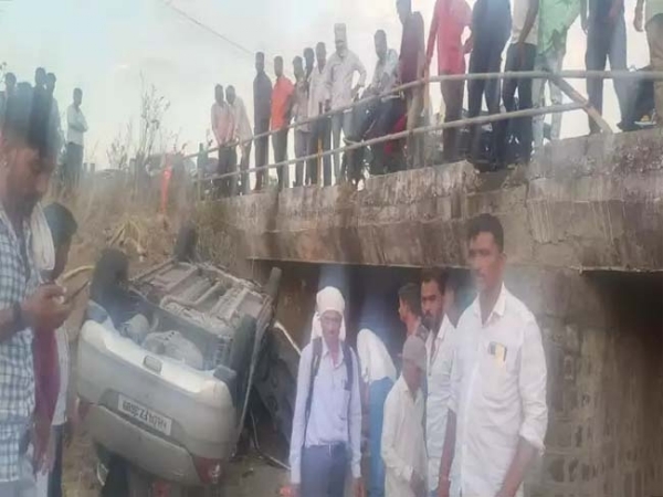 धुले जिले में कार छोटे पुल से नीचे गिरी, तीन की मौत, चार घायल