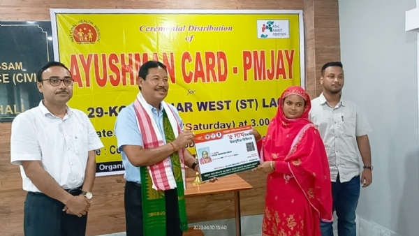 गोसाईगांव में विधायक रविराम नार्जारी  द्वारा आयुष्मान कार्ड का वितरण।