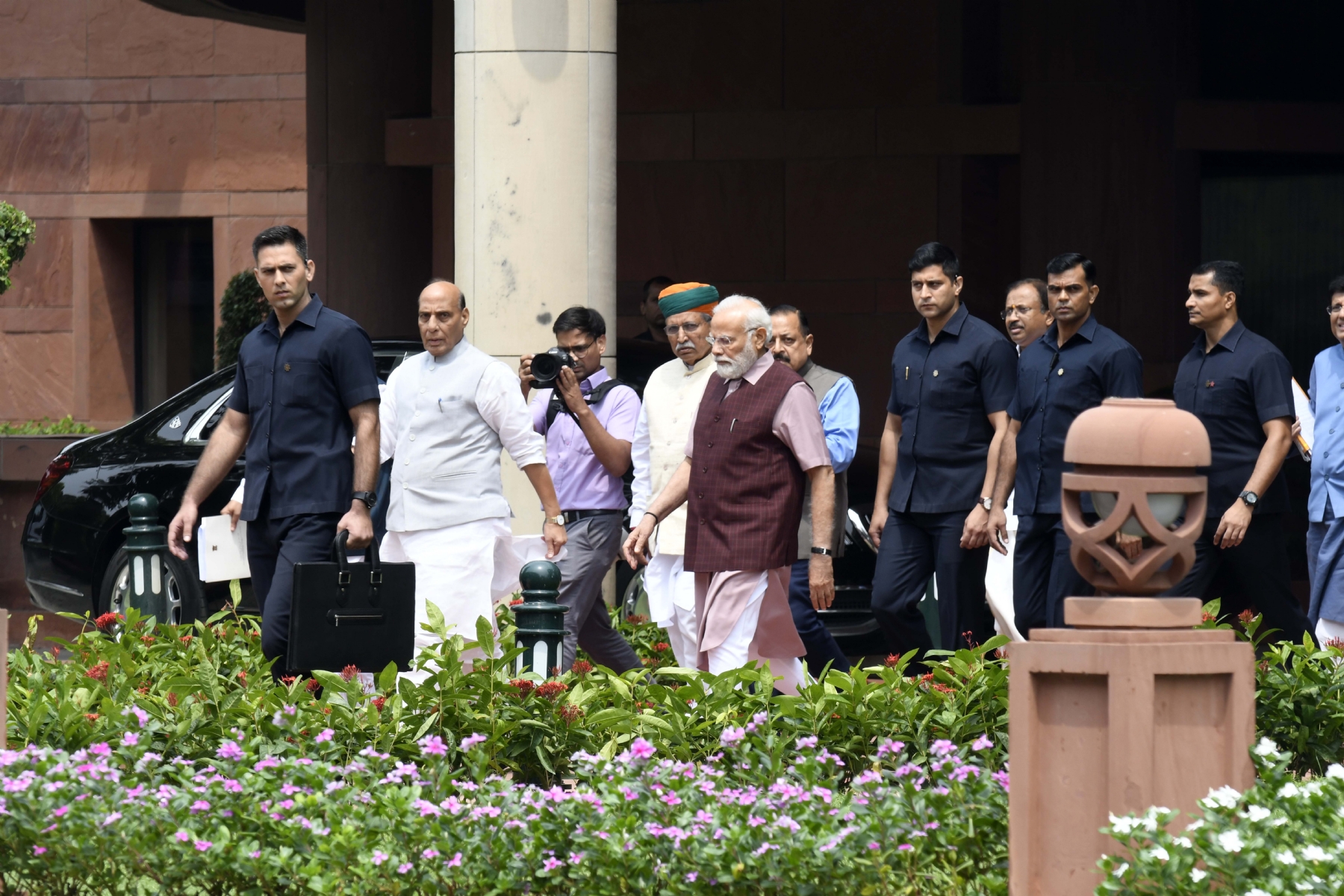 नई दिल्ली में मंगलवार 25 जुलाई 2023 को भाजपा संसदीय दल की बैठक के बाद आते हुए। प्रधानमंत्री नरेन्द्र मोदी और केंद्रीय मंत्री राजनाथ सिंह और प्रल्हाद जोशी व अन्या। हिन्दुस्थान समाचार/ फोटो गणेश बिष्ट