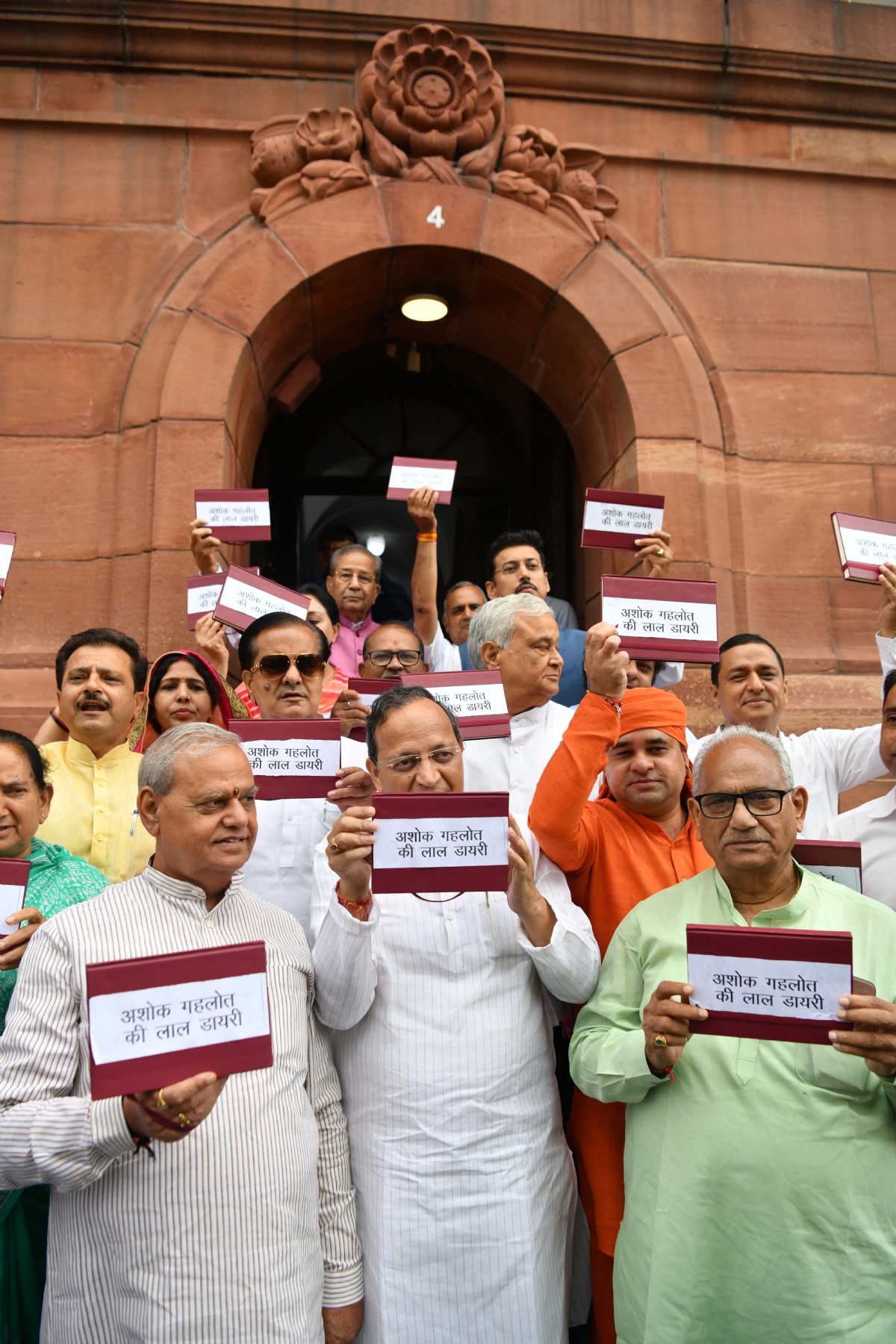 नई दिल्ली में बुधवार 26 जुलाई को संसद भवन परिसर में भाजपा सांसदों ने राजस्थान को लेकर प्रदर्शन किया। हिन्दुस्थान समाचार/ फोटो गणेश बिष्ट