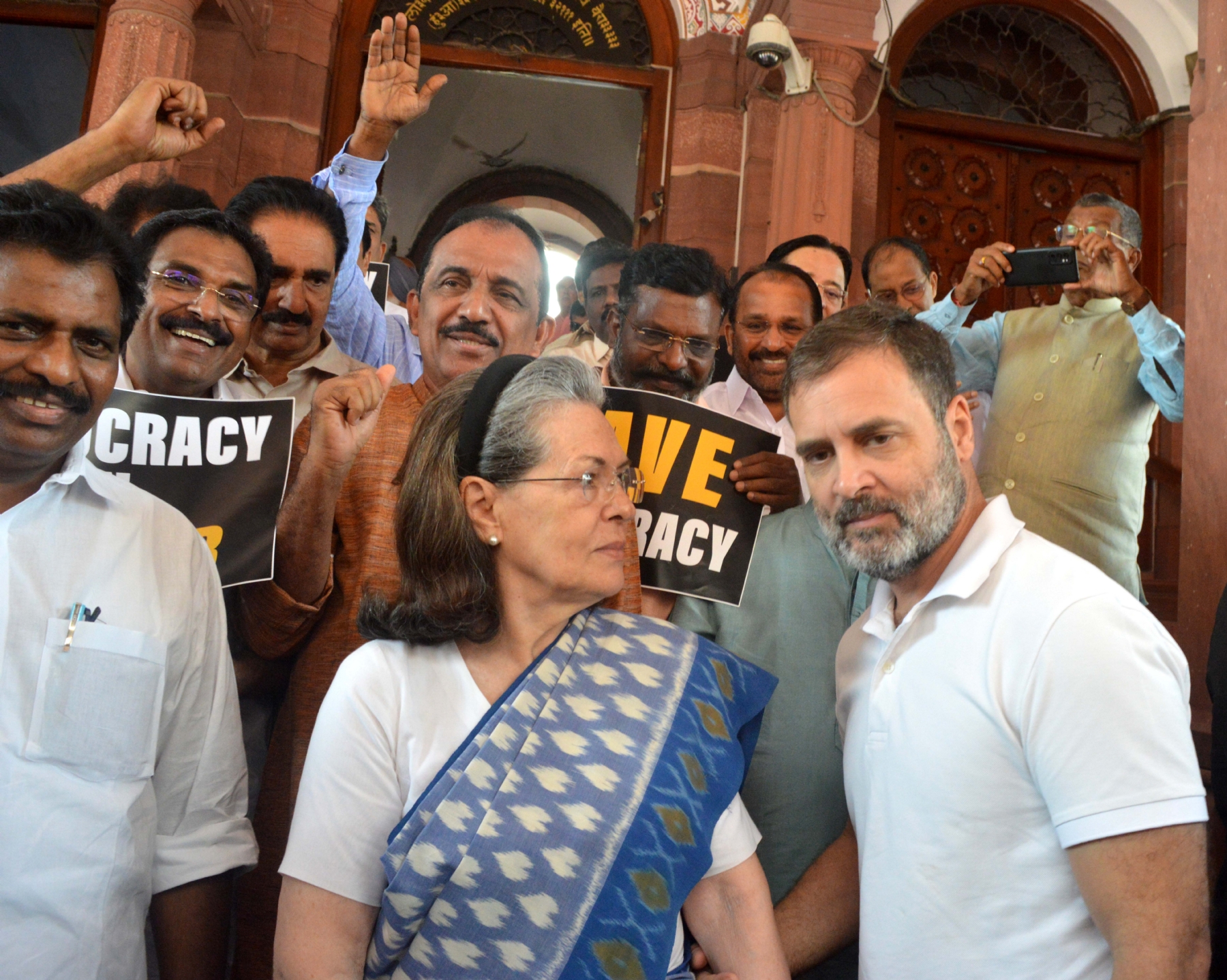 नई दिल्ली में शुक्रवार 11 अगस्त 2023 को मानसून सत्र के दौरान संसद भवन परिसर में विपक्षी सांसदों ने रंजन चौधरी निलंबित के विरोध प्रदर्शन के दौरान कांग्रेस नेता सोनिया गांधी और राहुल गांधी अन्य लोगों के साथ। हिन्दुस्थान समाचार/ फोटो गणेश बिष्ट