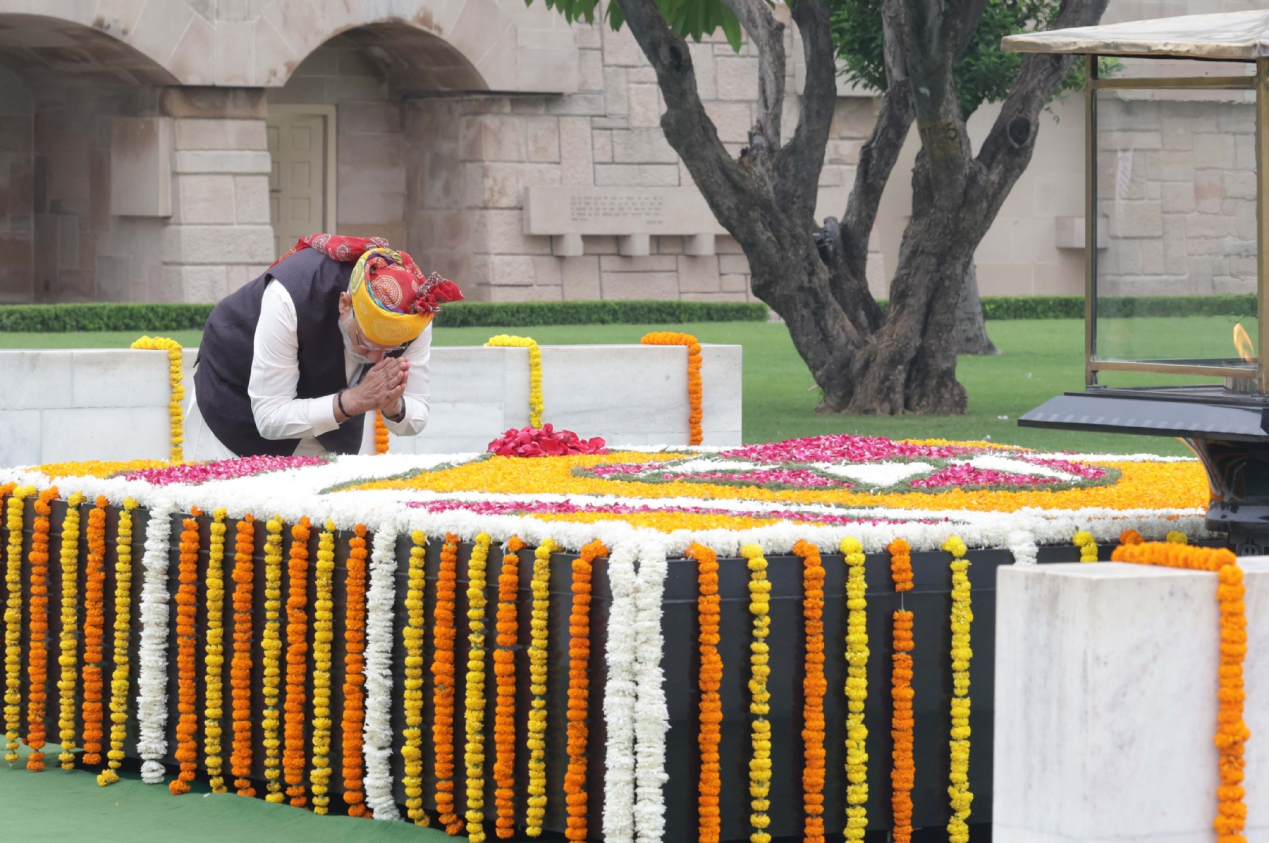 नई दिल्ली में मंगलवार 15 अगस्त 2023 को प्रधानमंत्री नरेन्द्र मोदी ने 77वें स्वतंत्रता दिवस के अवसर पर राजघाट में महात्मा गांधी को श्रद्धांजलि अर्पित करते हुए। हिन्दुस्थान समाचार/ फोटो गणेश बिष्ट