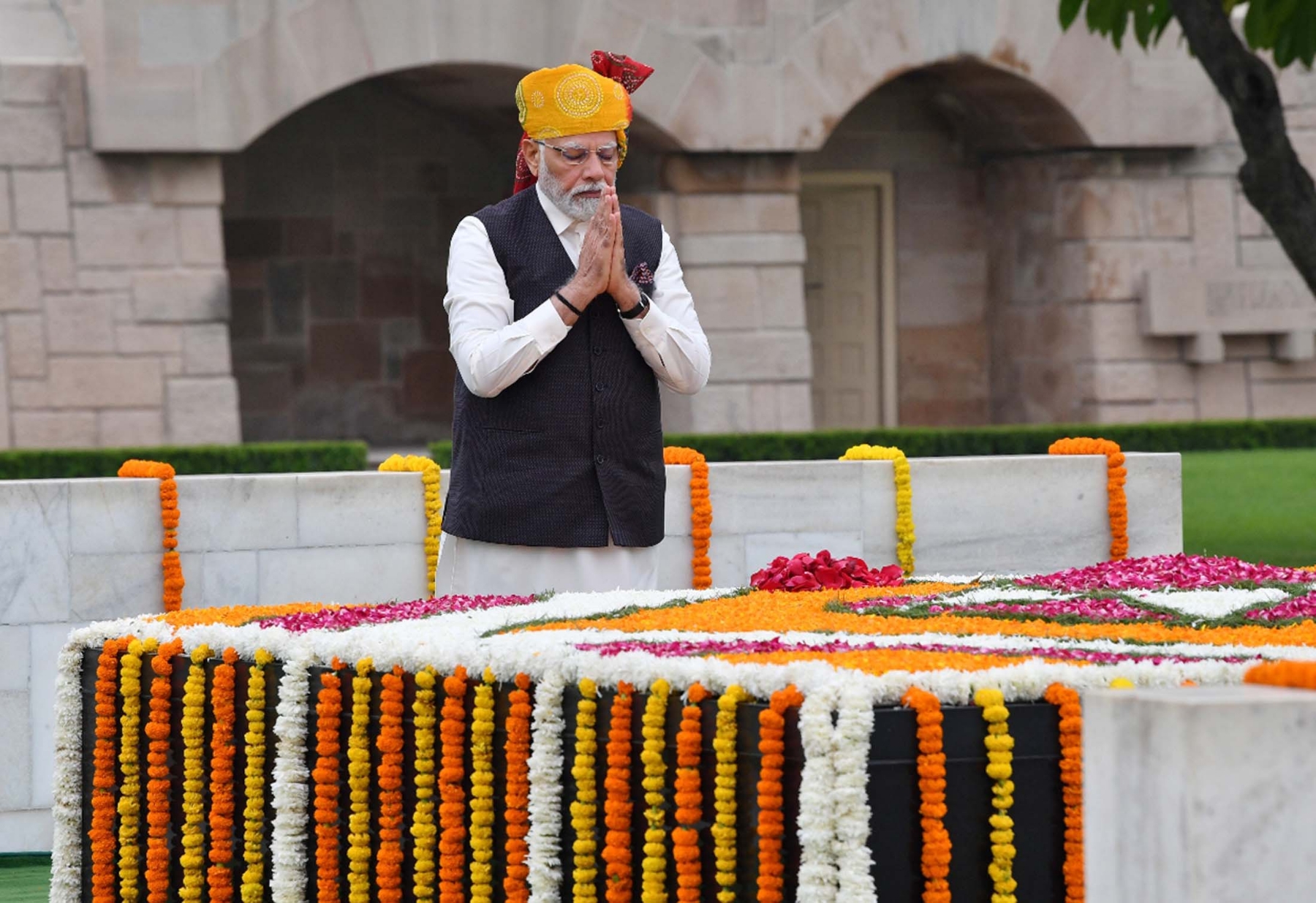 नई दिल्ली में मंगलवार 15 अगस्त 2023 को प्रधानमंत्री नरेन्द्र मोदी ने 77वें स्वतंत्रता दिवस के अवसर पर राजघाट में महात्मा गांधी को श्रद्धांजलि अर्पित करते हुए। हिन्दुस्थान समाचार/ फोटो गणेश बिष्ट