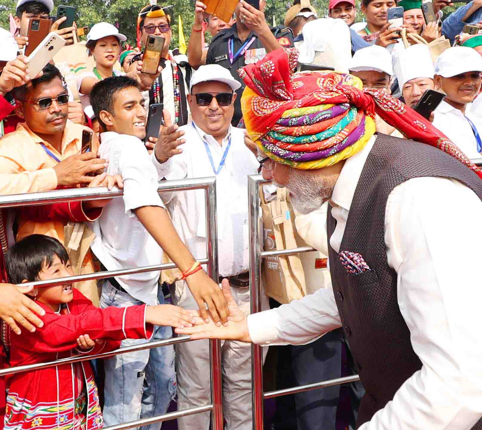 नई दिल्ली में मंगलवार 15 अगस्त 2023 को प्रधानमंत्री नरेन्द्र मोदी ने 77वें स्वतंत्रता दिवस के अवसर पर लाल किले में युवाओं के साथ हाथ मिलाते हुए। हिन्दुस्थान समाचार/ फोटो गणेश बिष्ट
