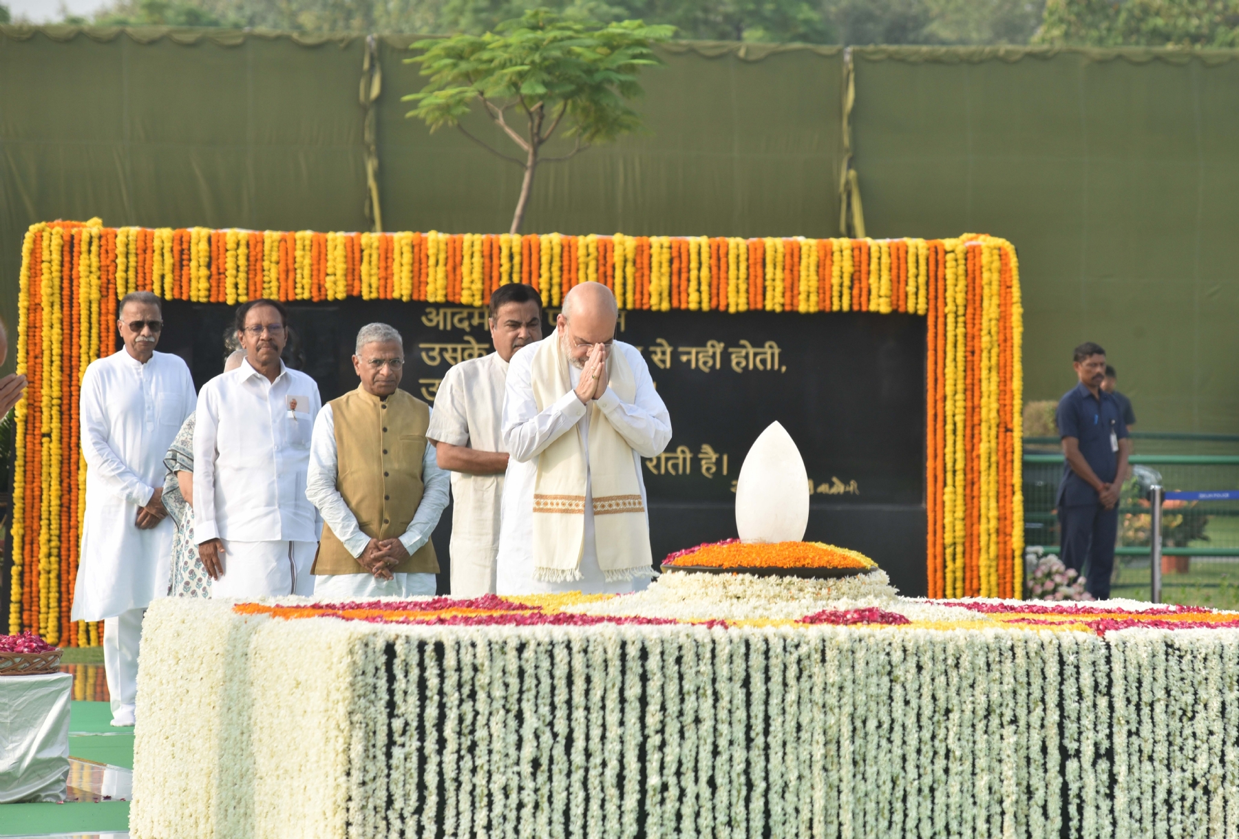 प्रधान मंत्री नरेन्द्र मोदी और अमित शाह, राजनाथ सिंह, ओम बिरला ने पूर्व प्रधानमंत्री अटल बिहारी वाजयेपी की पांचवीं पुण्यतिथि पर उनकी समाधि स्थल सदैव अटल पर श्रद्धांजलि अर्पित करते हुए। 