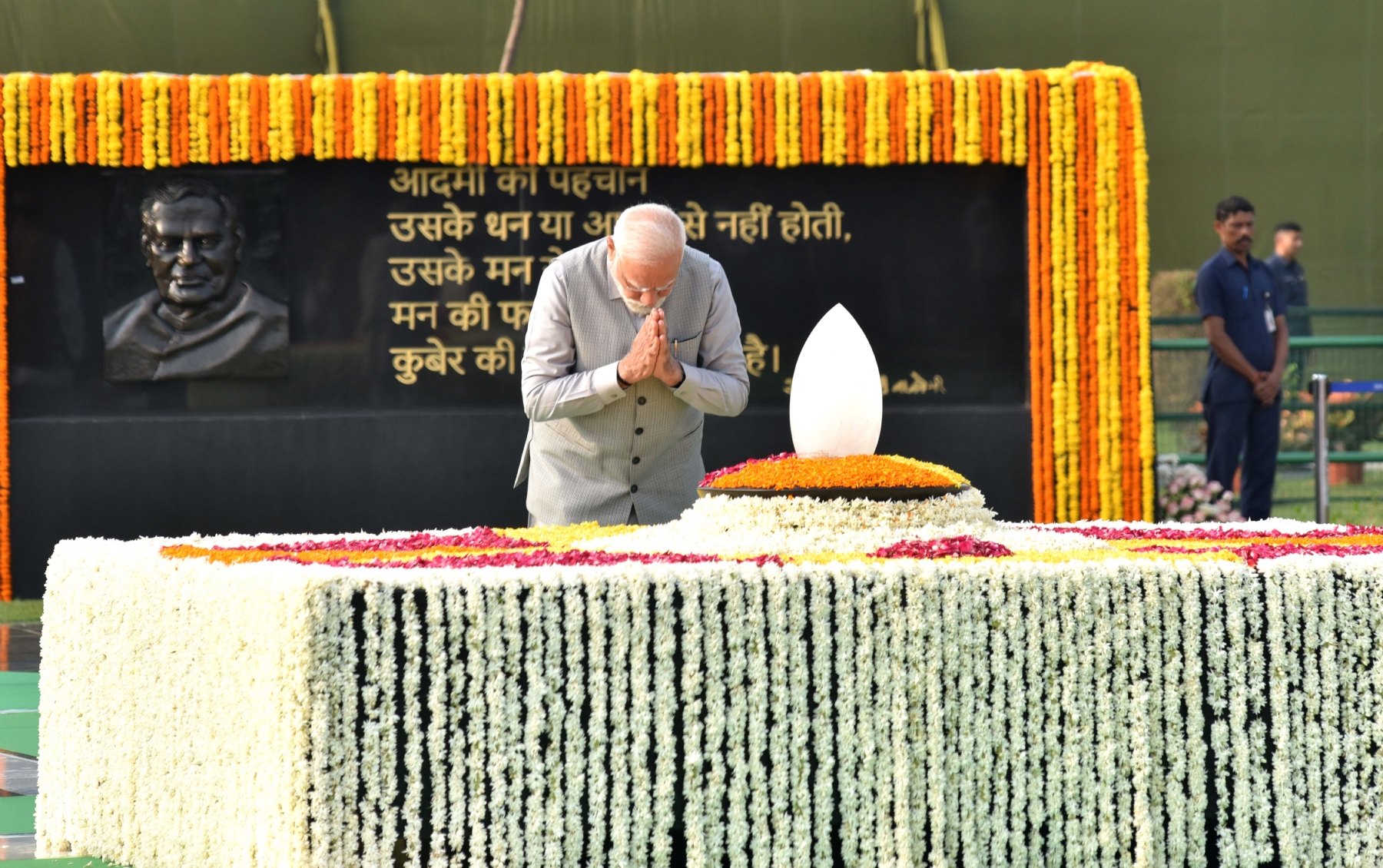 प्रधान मंत्री नरेन्द्र मोदी और अमित शाह, राजनाथ सिंह, ओम बिरला ने पूर्व प्रधानमंत्री अटल बिहारी वाजयेपी की पांचवीं पुण्यतिथि पर उनकी समाधि स्थल सदैव अटल पर श्रद्धांजलि अर्पित करते हुए। 