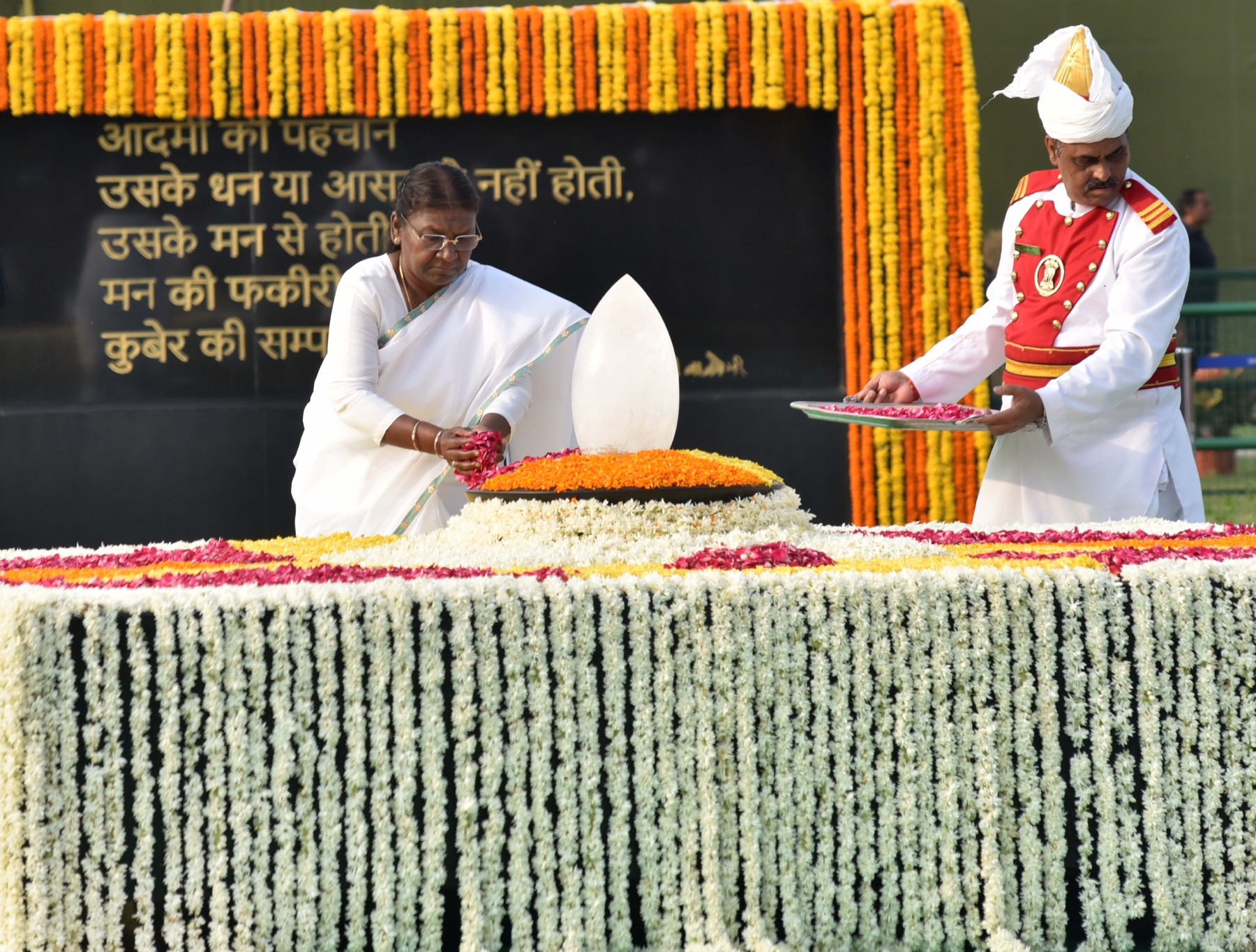 नई दिल्ली में बुधवार 16 अगस्त को राष्ट्रपति द्रौपदी मुर्मू ने पूर्व प्रधानमंत्री अटल बिहारी वाजयेपी की पांचवीं पुण्यतिथि पर उनकी समाधि स्थल सदैव अटल पर श्रद्धांजलि अर्पित करते हुए