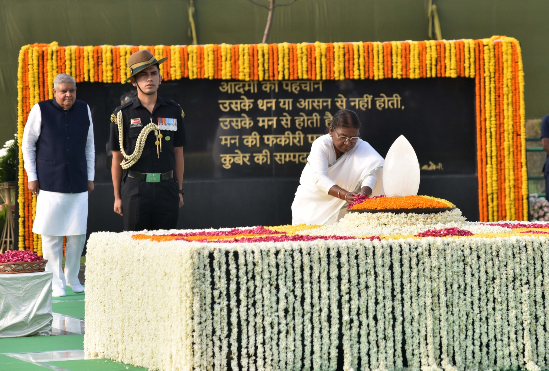 नई दिल्ली में बुधवार 16 अगस्त को राष्ट्रपति द्रौपदी मुर्मू ने पूर्व प्रधानमंत्री अटल बिहारी वाजयेपी की पांचवीं पुण्यतिथि पर उनकी समाधि स्थल सदैव अटल पर श्रद्धांजलि अर्पित करते हुए