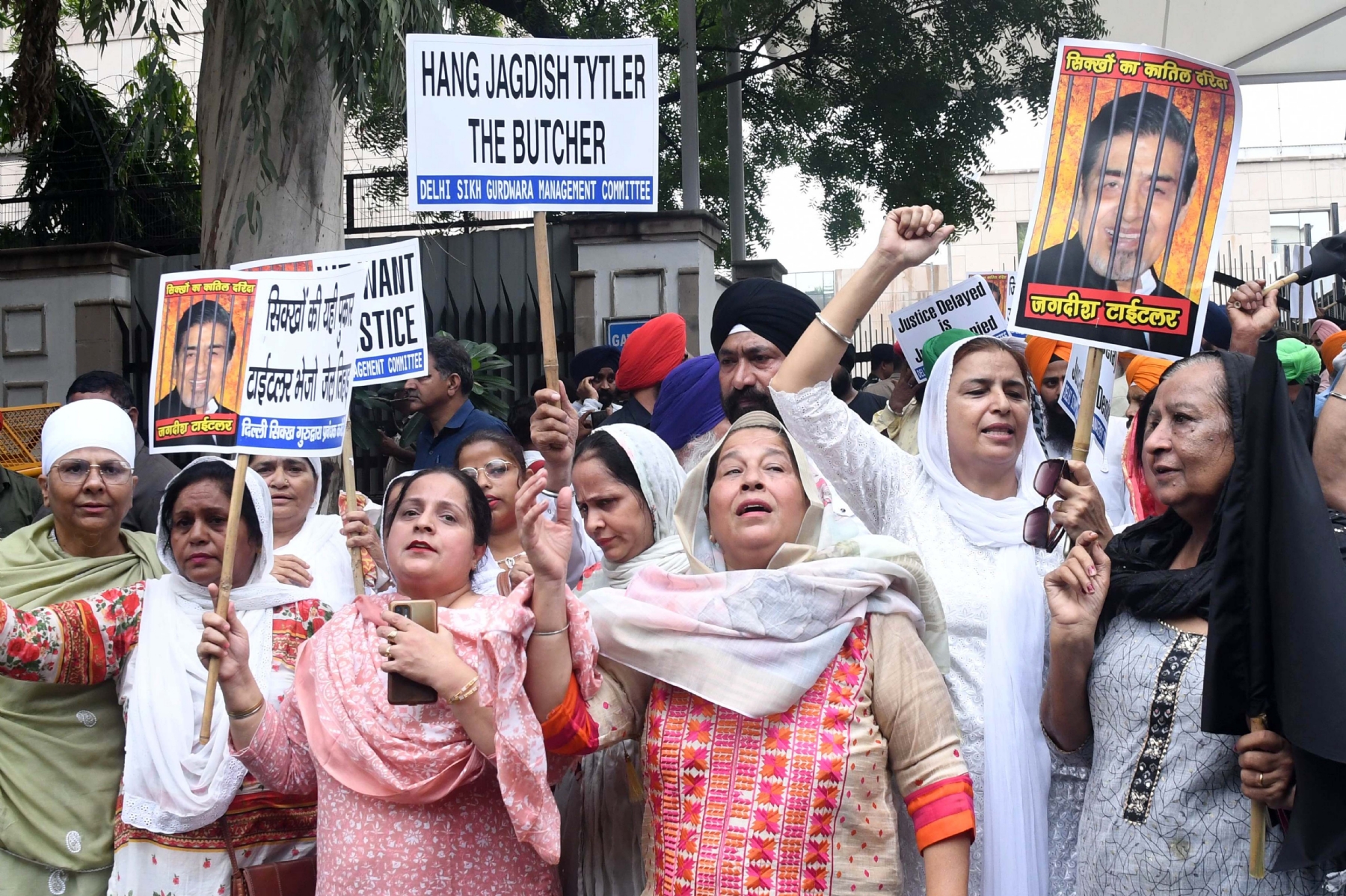 नई दिल्ली में शनिवार 5 अगस्त 2023 को 1984 के सिख विरोधी दंगों के पीड़ितों ने राउज़ एवेन्यू कोर्ट के बाहर कांग्रेस नेता जगदीश टाइटलर के खिलाफ विरोध प्रदर्शन किया। हिन्दुस्थान समाचार/ फोटो गणेश बिष्ट