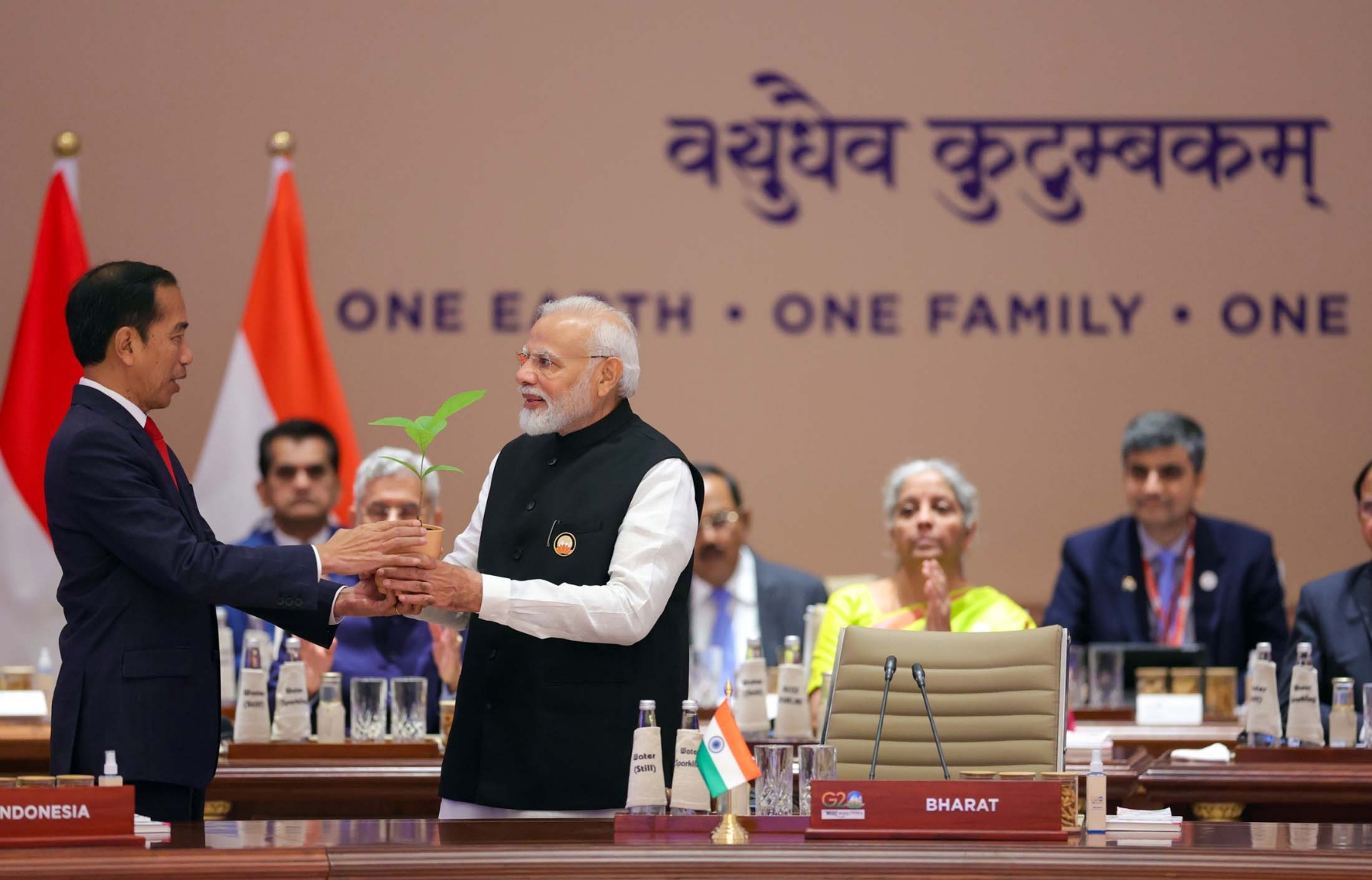 नई दिल्ली में रविवार 10 सितंबर 2023 को प्रधानमंत्री नरेन्द्र मोदी ने भारत मंडपम में ब्राजील के राष्ट्रपति श्री लुइज़ इनासियो लूला दा सिल्वा को जी20 की अध्यक्षता सौंपते हुए। हिन्दुस्थान समाचार/ फोटो गणेश बिष्ट