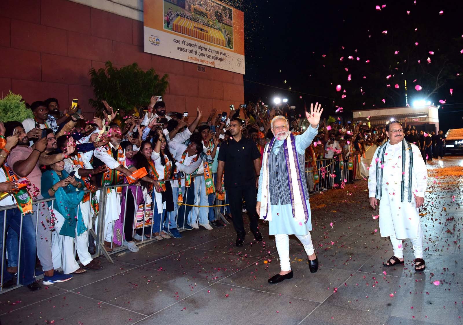 नई दिल्ली में 13 सितंबर, को जी 20  की अपार सफलता के बाद भाजपा कार्यालय आगमन पर पार्टी के वरिष्ठ नेताओं एवं कार्यकर्ताओं ने पीएम नरेन्द्र मोदी का भव्य स्वागत किया। हिन्दुस्थान समाचार/ फोटो गणेश बिष्ट