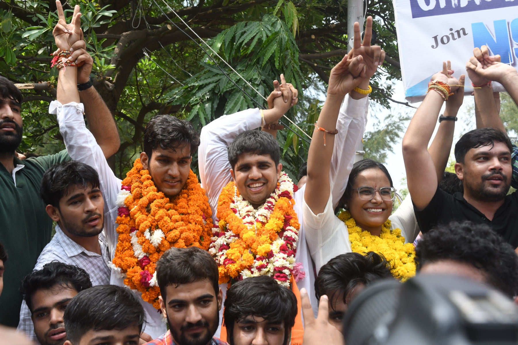 अखिल भारतीय विद्यार्थी परिषद ने दिल्ली विश्वविद्यालय छात्रसंघ चुनाव में अपने प्रत्याशियों के नाम की घोषणा करते हुए। तुषार डेढा, अध्यक्ष पद के लिए, सुशांत धनकड़, उपाध्यक्ष पद के लिए और अपराजिता, सचिव पद के लिए, सचिन बैसला, संयुक्त सचिव पद के लिए। 