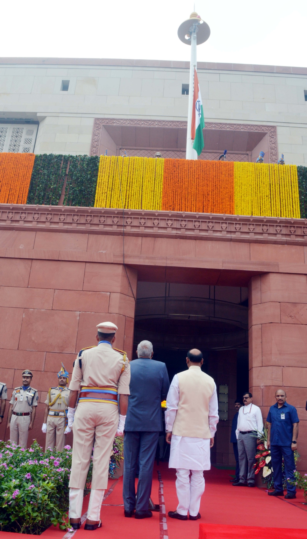 नई दिल्ली में रविवार, 17 सितंबर, 2023 को नए संसद भवन के 'गज द्वार' पर ध्वजारोहण समारोह के दौरान उपराष्ट्रपति जगदीप धनखड़ जगदीप धनखड़ और लोकसभा अध्यक्ष ओम बिरला। हिन्दुस्थान समाचार/ फोटो गणेश बिष्ट