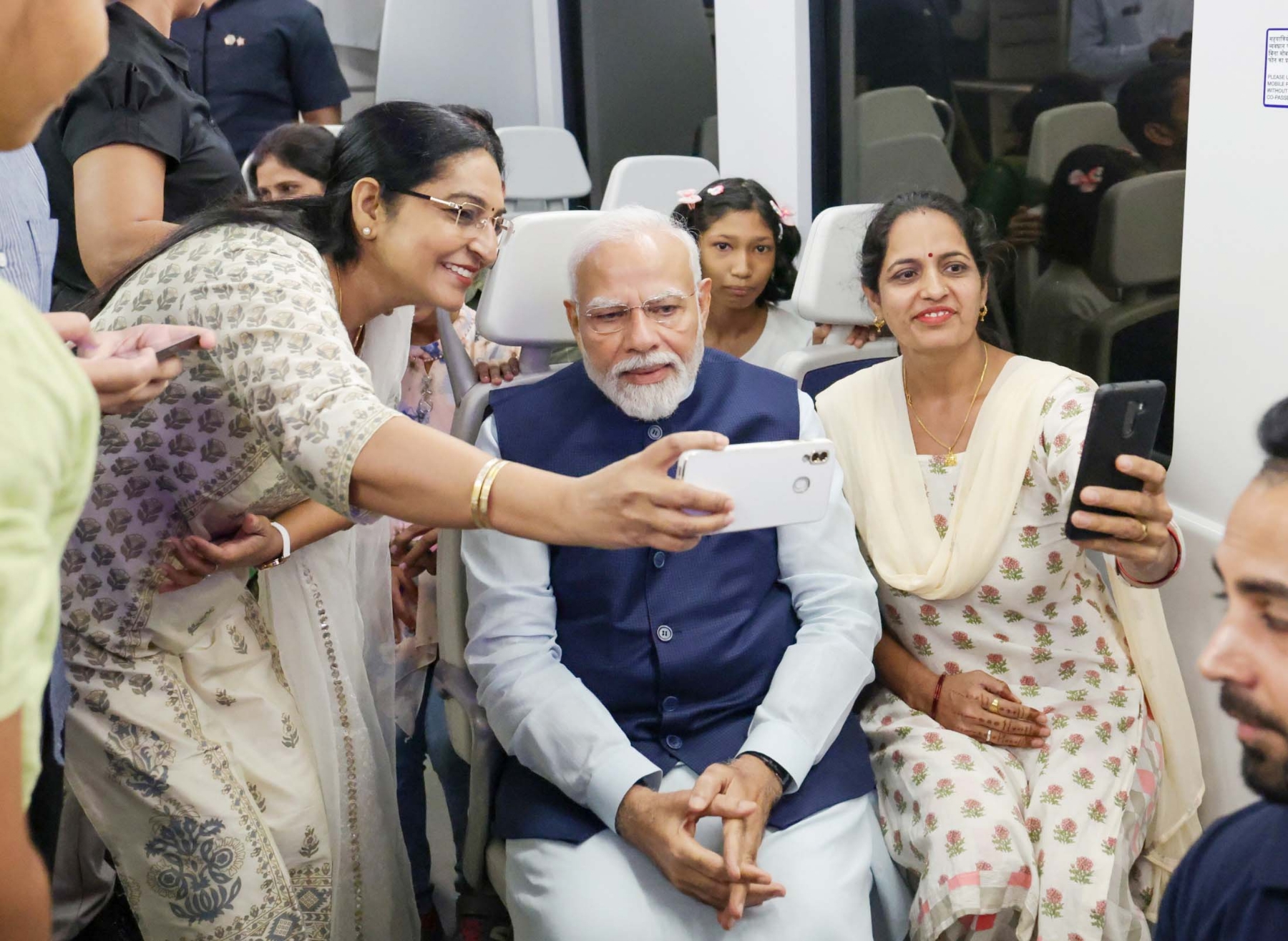 नई दिल्ली में रविवार 17 सितंबर 2023 को प्रधानमंत्री नरेंद्र मोदी ने रविवार, 17 सितंबर, 2023 को नई दिल्ली में दिल्ली एयरपोर्ट मेट्रो एक्सप्रेस लाइन के विस्तार का उद्घाटन करने के बाद दिल्ली मेट्रो के कर्मचारियों और आम बच्चे, महिलाओं के साथ बातचीत की