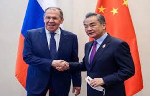रूसी विदेश मंत्री सर्गेई लावरोव और चीन के विदेश मंत्री वांग यी। 