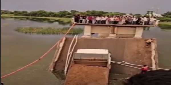 सुरेन्द्रनगर के वस्तडी में भोगावो नदी पर बना ब्रिज गिरा, चार घायल