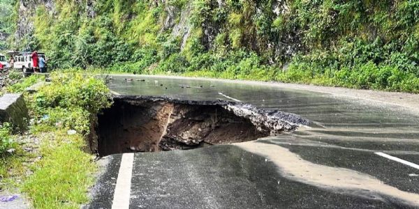 राष्ट्रीय राजमार्ग 10 अवरुद्ध होने से सिक्किम का देश से संपर्क टूटा