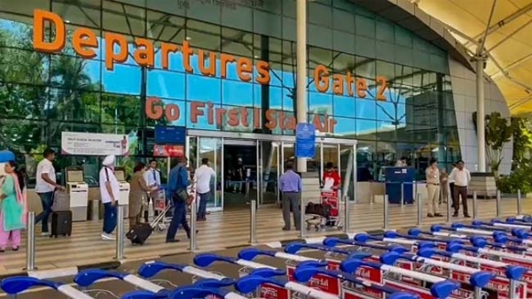 मुंबई एयरपोर्ट पर बम की झूठी काल से अफरा तफरी