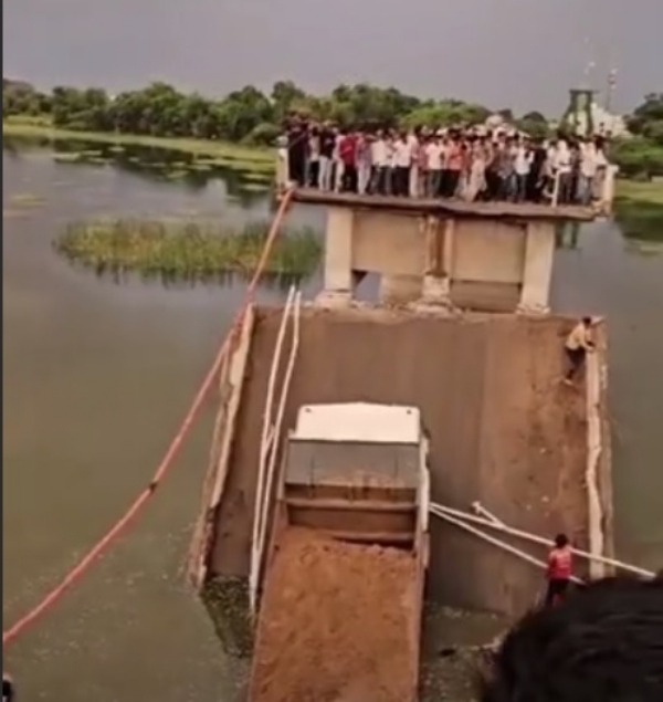सुरेन्द्रनगर के वस्तडी का क्षतिग्रस्त ब्रिज