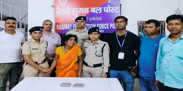 कटिहार रेलवे जंक्शन पर दस लाख मूल्य के हीरोइन के साथ एक महिला गिरफ्तार