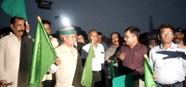 केंद्रीय मंत्री अर्जुनराम मेघवाल ने झण्डी दिखाकर किया श्रीगंगानगर-कोचुवेली-श्रीगंगानगर वीकली एक्सप्रेस रेलसेवा को