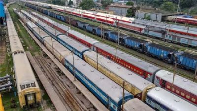मालगाड़ी का इंजन बिगड़ने से मध्य रेलवे की सेवा प्रभावित
