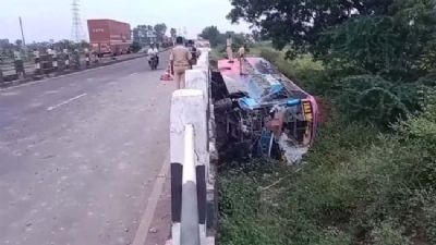 जालना जिले में निजी बस पुल से गिरी, 25 यात्री घायल