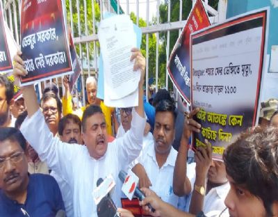डेंगू रोकथाम में विफलता के खिलाफ कोलकाता में भाजपा का प्रदर्शन