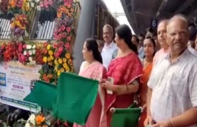 रेल राज्यमंत्री दर्शना जरदोश ने किया वडोदरा-दाहोद मेमू का शुभारंभ