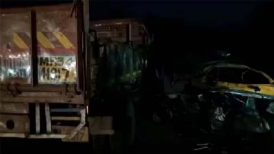 मुंबईः चंद्रपुर जिले में तेज रफ्तार ट्रक रिक्शे पर पलटा, 4 लोगों की मौके पर मौत
