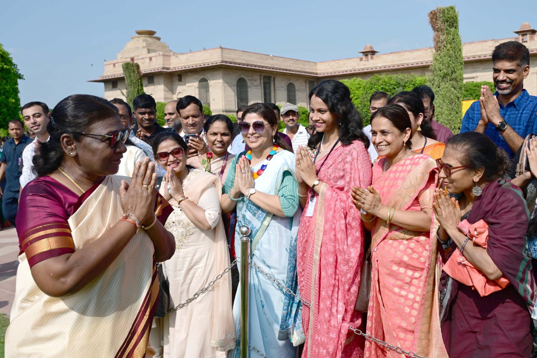 नई दिल्ली में मंगलवार, 5 सितंबर, 2023 को राष्ट्रपति भवन में राष्ट्रपति द्रौपदी मुर्मू ने शिक्षक दिवस पर विभिन्न राज्यों से अमृत उद्यान' का दौरा करने वाले शिक्षकों के साथ बातचीत की। हिन्दुस्थान समाचार/ फोटो गणेश बिष्ट