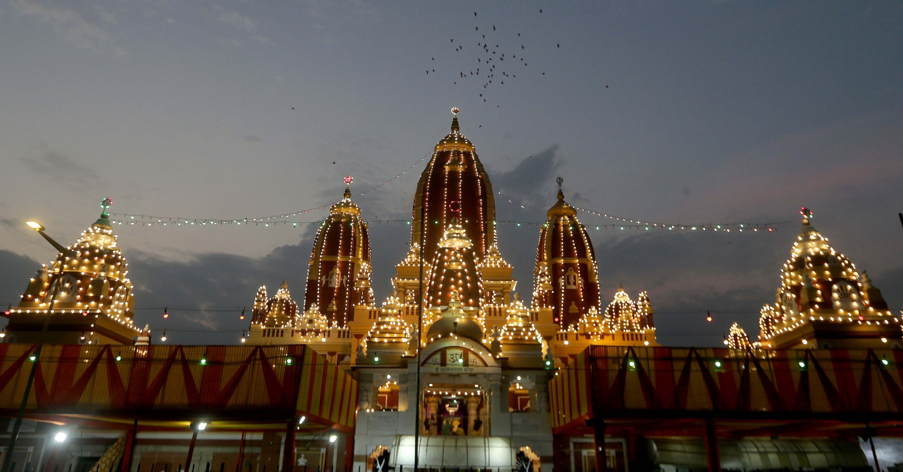 नई दिल्ली में बुधवार, 6 सितंबर, 2023 को श्री कृष्ण जन्माष्टमी के अवसर पर राजधानी दिल्ली का बिरला मंदिर रोशनी से चकाचौंध। हिन्दुस्थान समाचार/ फोटो गणेश बिष्ट