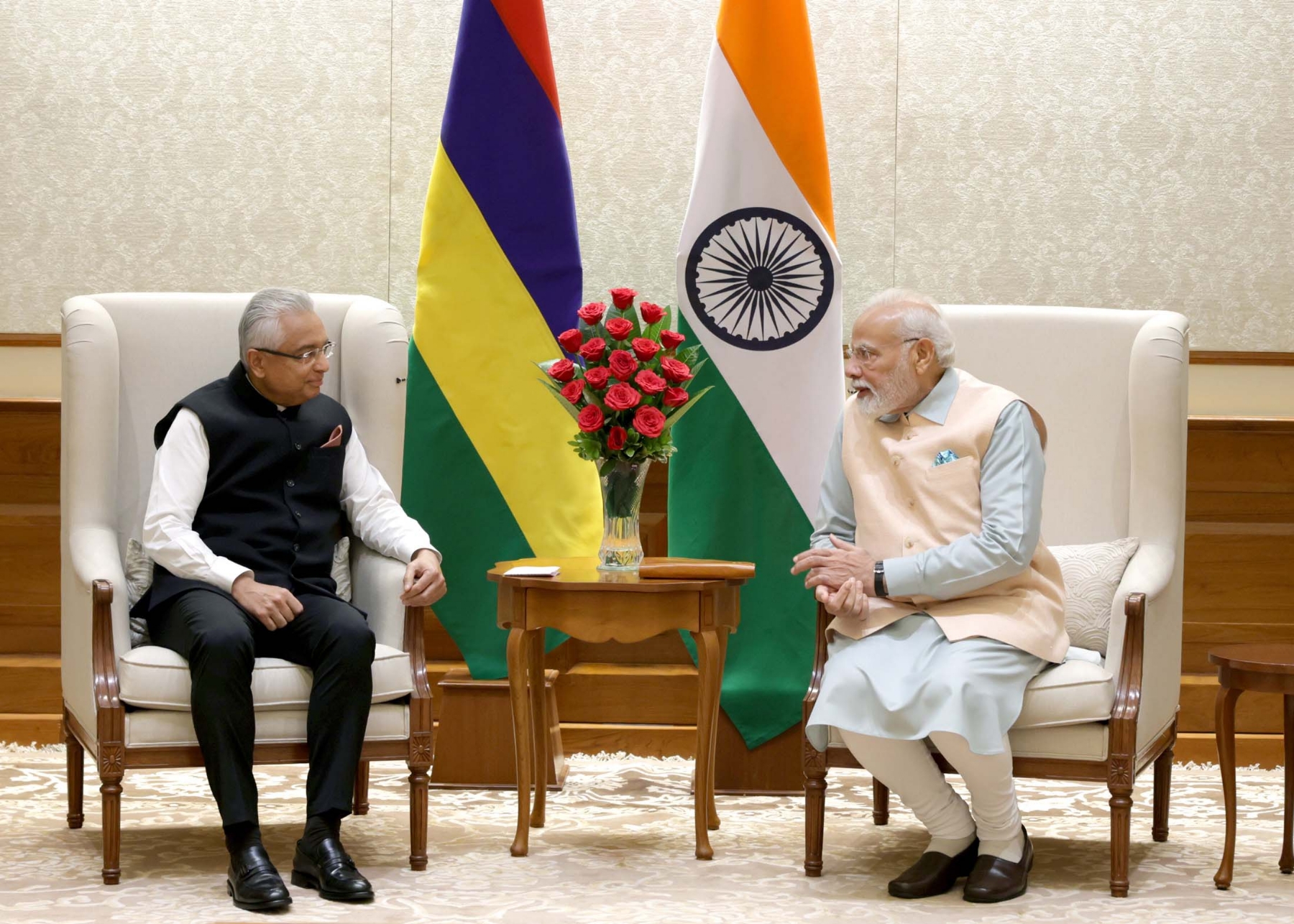 नई दिल्ली में शुक्रवार 08 सितंबर को प्रधान मंत्री नरेन्द्र मोदी और मॉरीशस के प्रधान मंत्री प्रविंद कुमार जुगनौथ के साथ द्विपक्षीय बैठक के दौरान। हिन्दुस्थान समाचार/फोटो गणेश बिष्ट