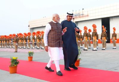 यूएई के राष्ट्रपति शेख मोहम्मद बिन जायद का अहमदाबाद हवाईअड्डे पर पीएम मोदी ने किया स्वागत