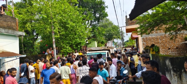 शव को देखने उमड़े लोग
