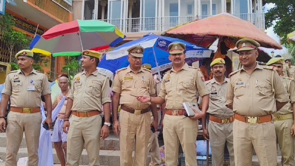 सुरक्षा व्यवस्था को लेकर दिशा निर्देश देते अफसर: फोटो बच्चा गुप्ता