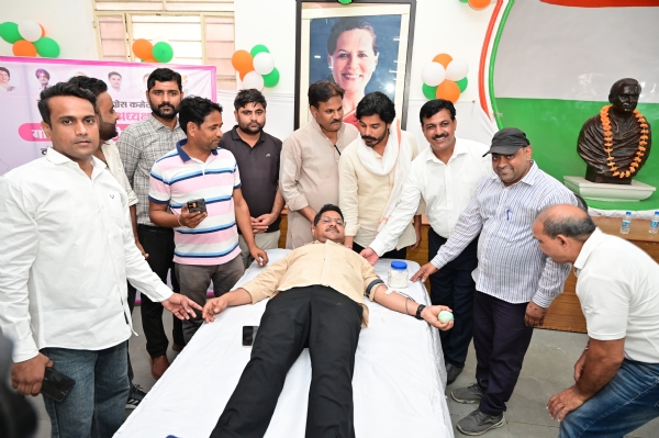 जयपुर में कांग्रेस नेताओं एवं कार्यकर्ताओं ने रक्तदान शिविर जयपुर में कांग्रेस नेताओं एवं कार्यकर्ताओं ने रक्तदान शिविर