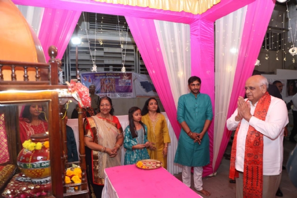 गरबा आयोजन में रखे गए गरबा का दर्शन करते मुख्यमंत्री भूपेन्द्र पटेल।