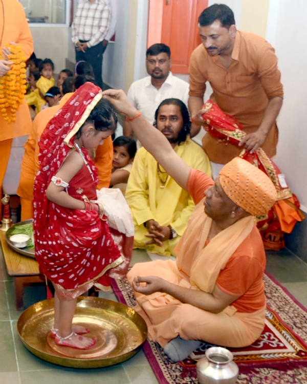 शारदीय नवरात्रि की नवमी को नौ दुर्गा स्वरूपा कुंवारी कन्याओं का पूजन किया मुख्यमंत्री ने*