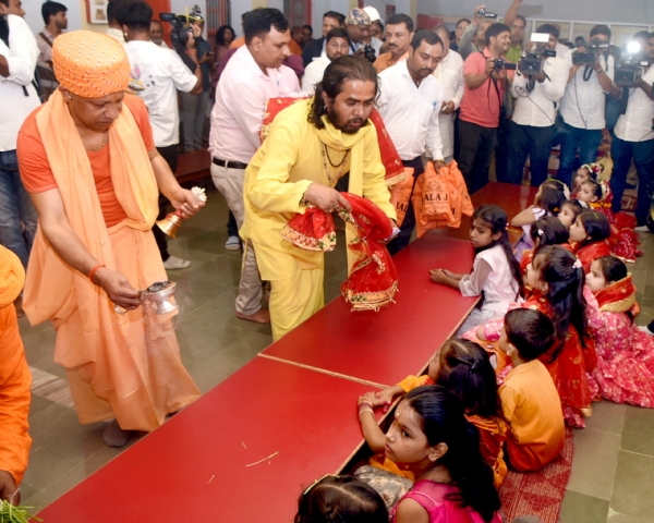 शारदीय नवरात्रि की नवमी को नौ दुर्गा स्वरूपा कुंवारी कन्याओं का पूजन किया मुख्यमंत्री ने*