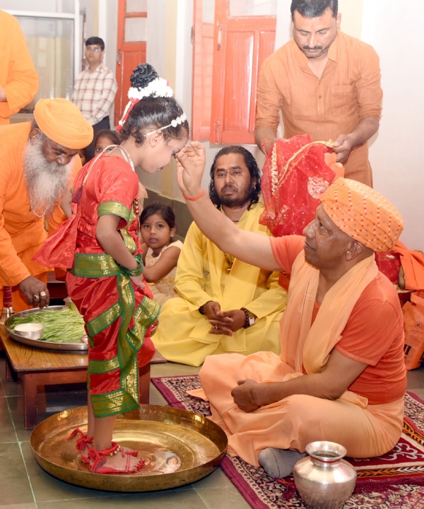 शारदीय नवरात्रि की नवमी को नौ दुर्गा स्वरूपा कुंवारी कन्याओं का पूजन किया मुख्यमंत्री ने*