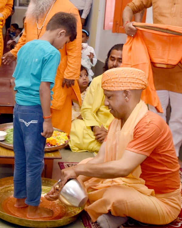 शारदीय नवरात्रि की नवमी को नौ दुर्गा स्वरूपा कुंवारी कन्याओं का पूजन किया मुख्यमंत्री ने*